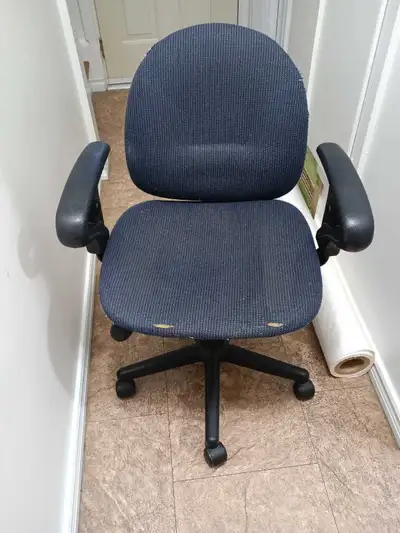 Chair for sale for $5. Height adjuster is broken, doesn't work., View more