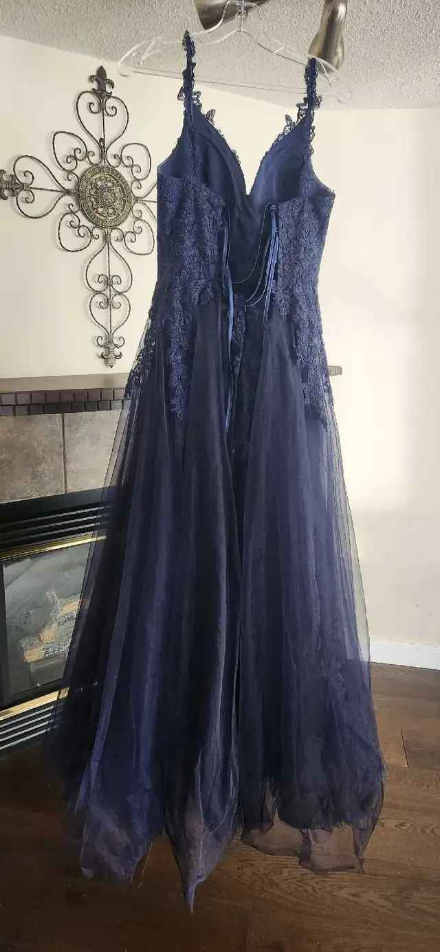 Beautiful Oksana grad dress. Size 4-6. in Women's - Dresses & Skirts in Calgary - Image 7