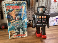 VINTAGE JAPANESE TIN ROBOT ASTRONAUT W/OG BOX HORIKAWA COOL !!