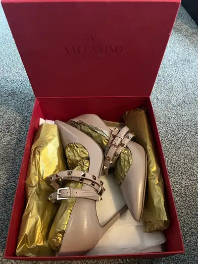 Brand new, never worn, still has the tags on. Bought from Holt Renfrew, size 11 Normally I wear a 9....