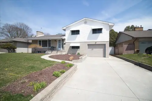 OPEN HOUSE - SAT. JUL. 19TH - 12PM-2PM Prime location, minutes from a golf course, schools, and groc...