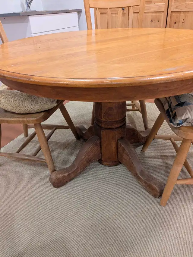48" Round Solid Oak Table with 4 Chairs in Dining Tables & Sets in Bridgewater - Image 3