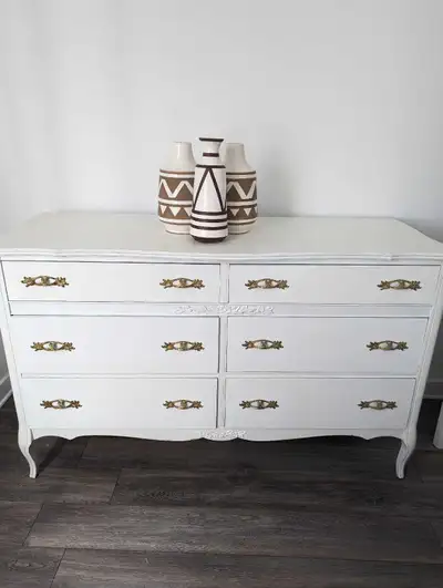 2 commodes style provincial blanches pour 50$, View more