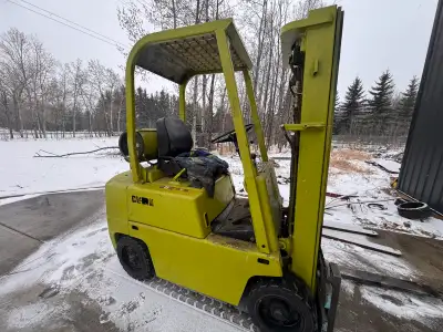 Decent running old Clark. It’s my personal machine in my shop. Upgraded to a bigger machine. -brand...