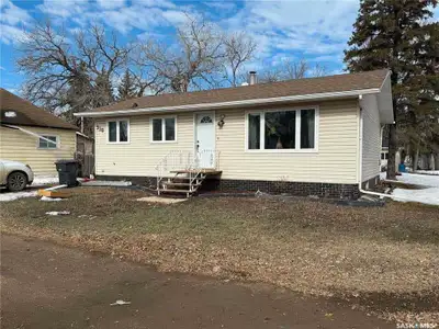 3 bedroom house for rent 2 bathroom Garage for storage Big back yard Utilities included water/energy...