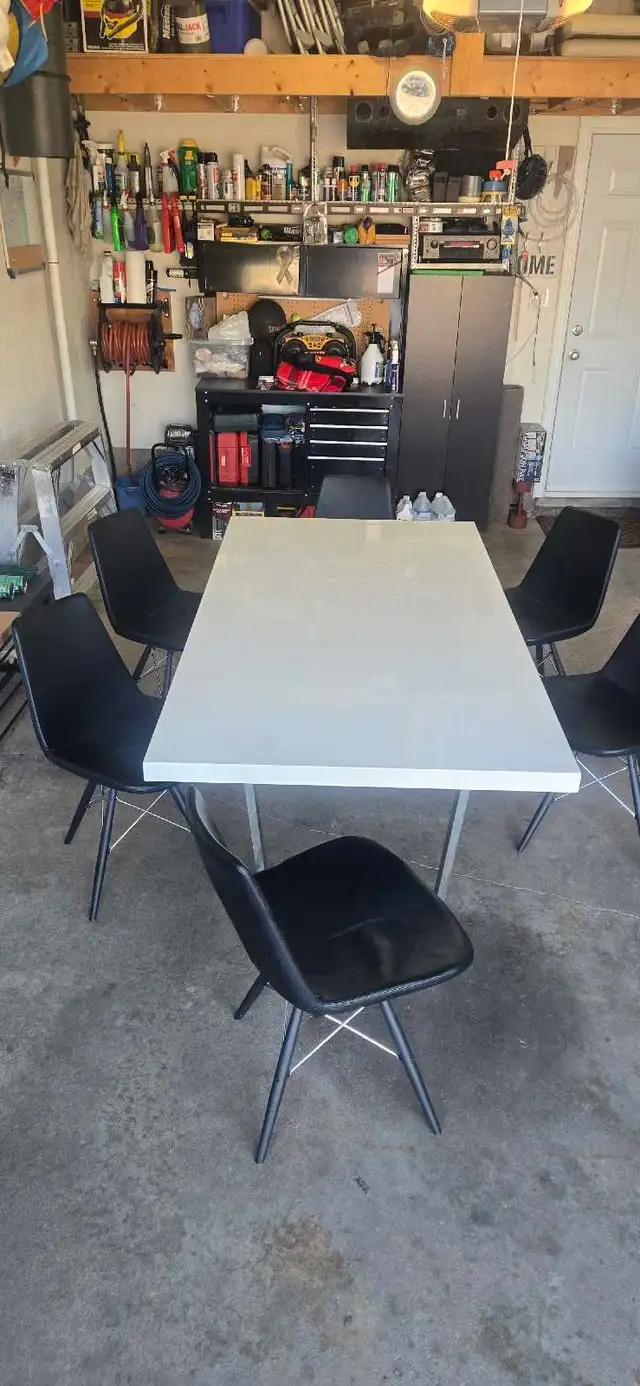 MODERN DINING TABLE WITH CHAIRS in Dining Tables & Sets in Hamilton - Image 2
