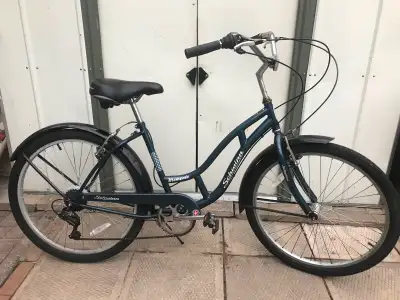 Vélo de ville (city bike) Schwinn Memento pour femme, roues 26", cadre 18", 7-vitesses avec garde-bo...