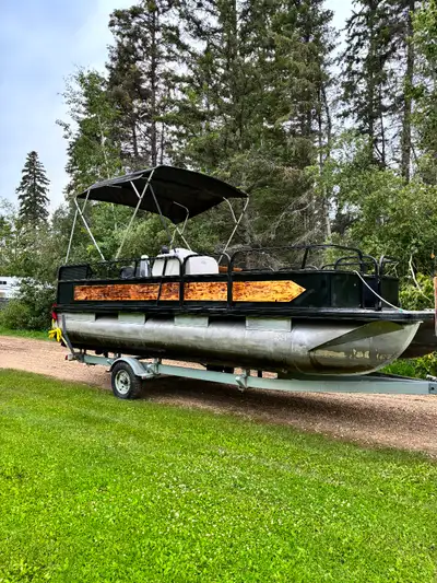 This 21 foot pontoon boat is a 2000 year model with canopy. It comes with an easy load trailer and h...