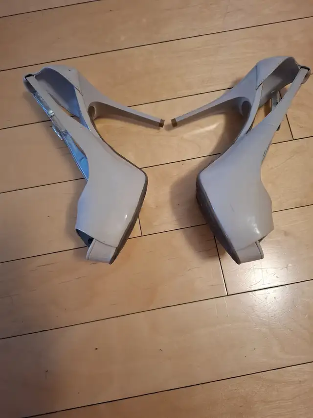 Women's beige leather shoes in Women's - Shoes in City of Montréal - Image 3