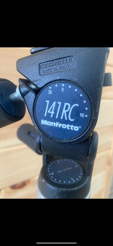 Manfortto camera tripod in Cameras & Camcorders in Renfrew - Image 4