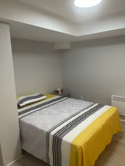 Belle et grande chambre à louer dans un quartier tranquille à approximité des services: Transport en...