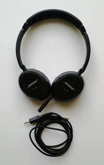 These foldable BOSE headphones work well and sound great. They are structurally solid and have padde...