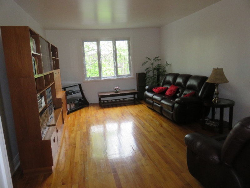 5 ½ Upper Duplex. CôtedesNeiges 4018 Mackenzie Street. Locations