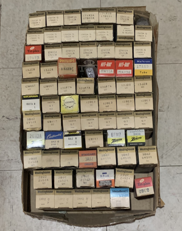 Tube Tester plus Lot of +600 Radio / TV Vacuum tubes in General Electronics in City of Toronto - Image 2