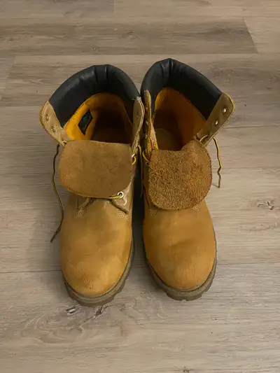 Here are used Timberland boots in men's size 10. These classic boots are durable and stylish, perfec...