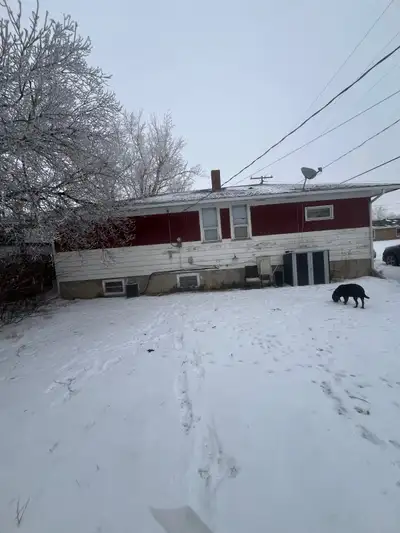 House for sale in hodgeville Saskatchewan 3 bedrooms 2 bathrooms fenced back yard central air. 306 6...