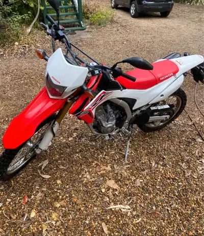 250cc 4 stroke Fuel injected with electric start Everything works as it should Only 2k km Will consi...