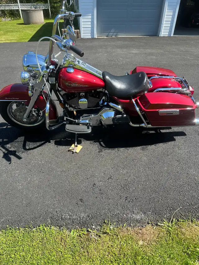2006 Harley roadking(New 103 motor installed) in Touring in Bedford - Image 3