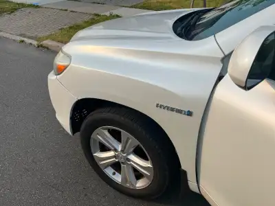 2010 Toyota Highlander *Hybrid* - Limited Edition. *7 Seater*. It currently has newer winter tires w...