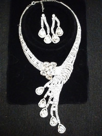 “STUNNING” Necklace And Earing Set 