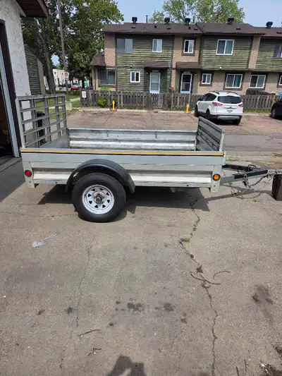 Quad trailer, 11 foot. Box dimensions 5'2" by 7'2" folded up. Open and extended 5'2" by 8'5". Good t...