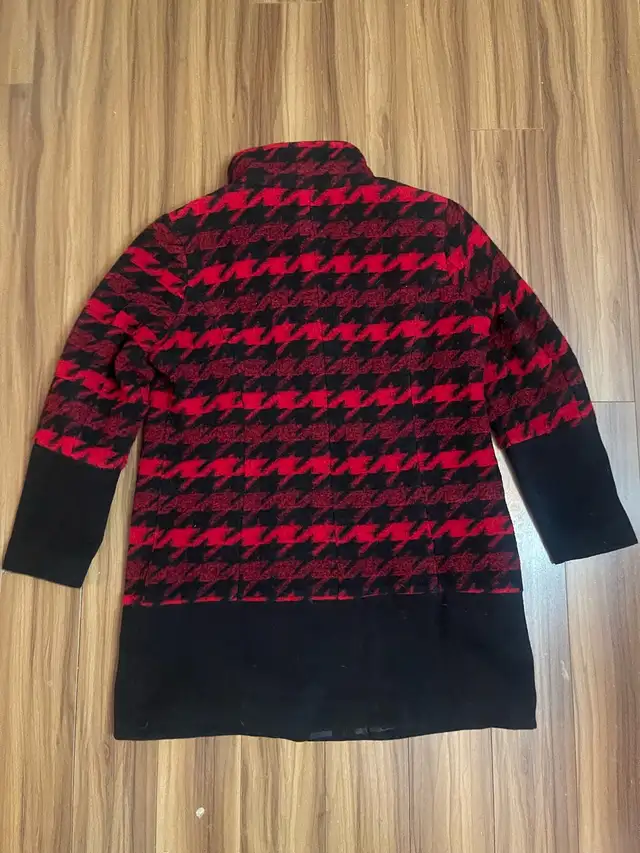 Manteau Tribal rouge et noir (taille M) in Women's - Tops & Outerwear in Laval / North Shore - Image 3