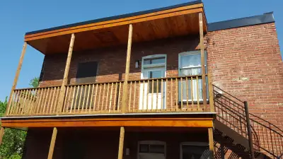Superbe appartement rénové, situé au dernier étage d’un triplex, sans voisin au-dessus — tranquillit...