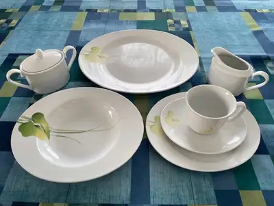 Service à vaisselle en porcelaine, View more