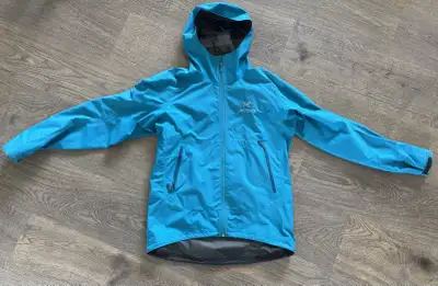CA 34438 Label on last photo. Selling a used Arc'teryx GORE-TEX jacket in size large, perfect for st...