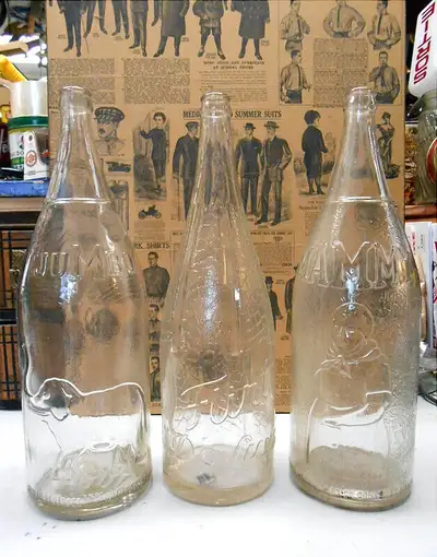 Super trio de grandes bouteilles de collection 60 et 48 onces de type ABM de style Art Deco en très...