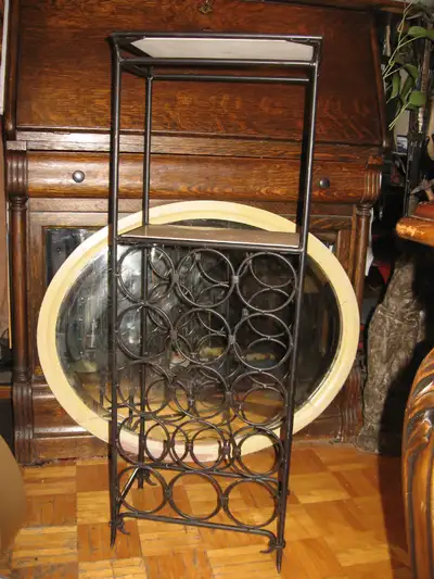 table-cellier--2 plateaux en marbre blanc-tres beaux--hauteur -36 po---largeur =12 po---profondeur=8...