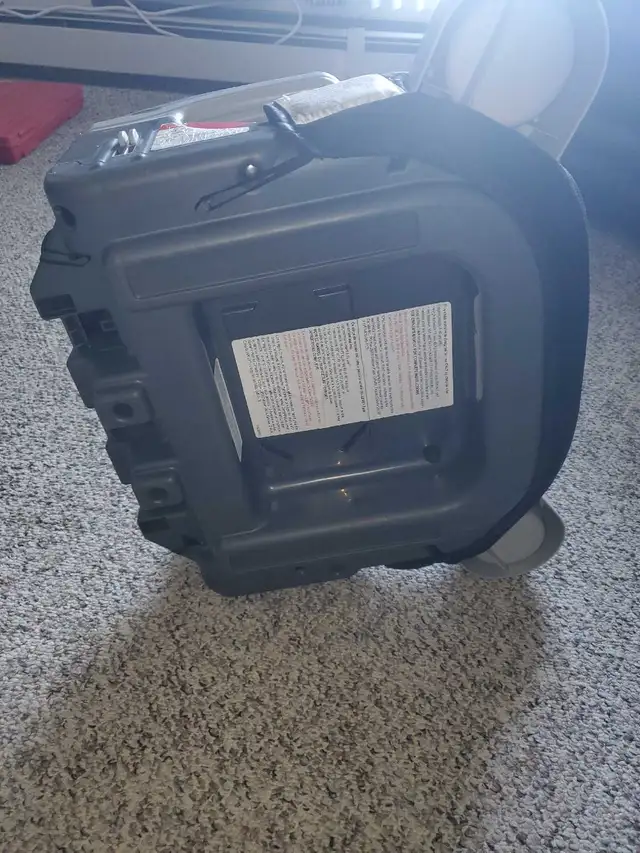 Graco Backless Booster Car Seat in Strollers, Carriers & Car Seats in Edmonton - Image 5