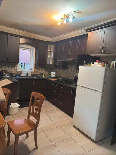 Queen/Bathurst (Single room for rent)