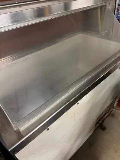 This pre-owned ice cream display freezer features a robust stainless steel construction and a clear...