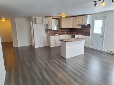 logement situé au village de st guillaume 184A Principal. 2e étage, escalier (20Marches intérieur) s...