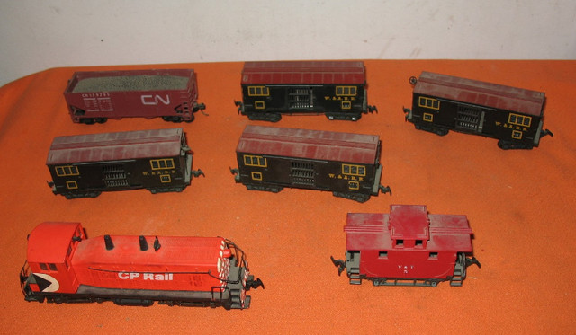 HO Train CP Rail Yard Engine Shuttle 8 Wheeler 6 Cars -Used Red in Hobbies & Crafts in Edmonton - Image 2