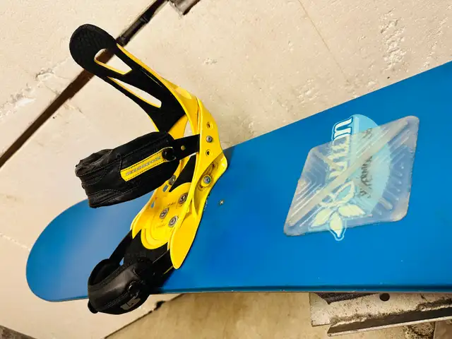 Burton snowboard 156 cm with Burton Mission medium bindings in Snowboard in Markham / York Region - Image 7