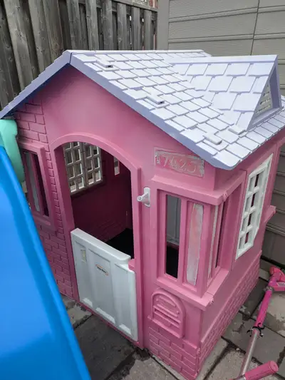 Used outdoor play house being sold AS IS. There is a crack in the plastic on one side (see picture)....