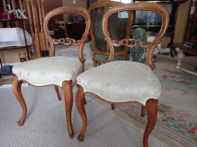 ANTIQUE balloon back chair one only , walnut,Victorian  1890s, in Chairs & Recliners in Kelowna - Image 2