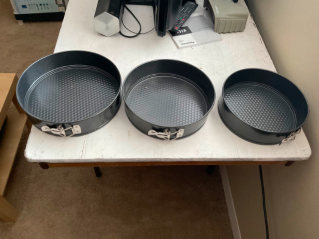 3 TEIR CAKE PANS FOR SALE in Kitchen & Dining Wares in Mississauga / Peel Region - Image 2