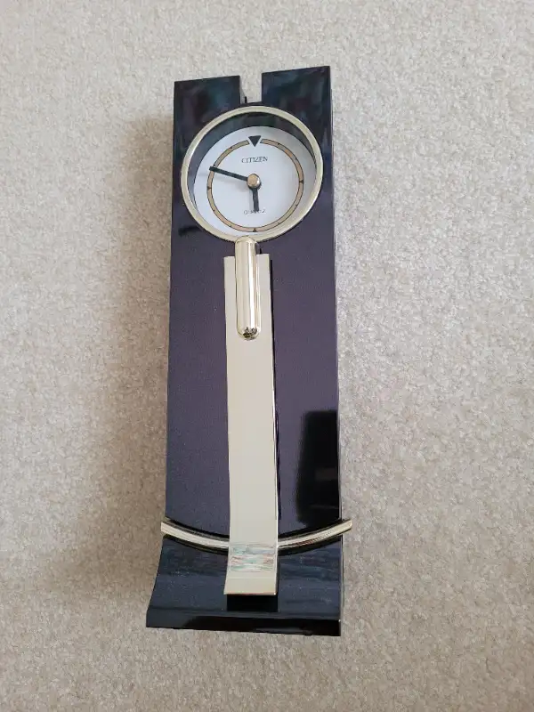 Vintage Rhythm Pendulum Battery Operated Desk Clock Made inJapan in Home Décor & Accents in Markham / York Region - Image 2
