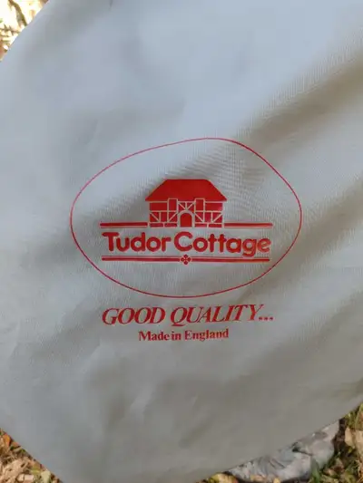 For sale is this Tudor Cottage English saddle with cover. Overall in good condition with little sign...