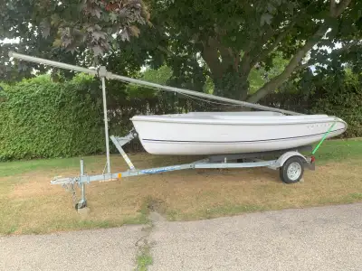 Family sailer with jib & Mainsail With trailer Contact: 613 246-3790
