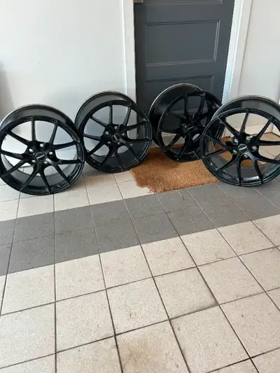 4 jantes / mag 225/55R18 noires bold pattern 5x114.3 très bon état écrous noirs fournis prix de vent...