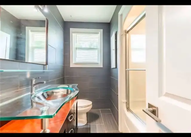 3 Bed 1 bad upper unit for rent63735892068097123