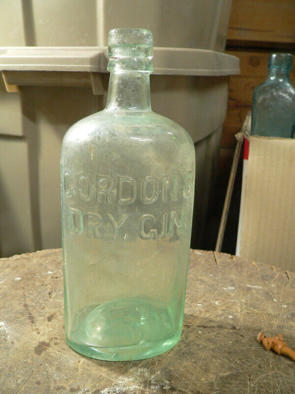 plusieurs bouteille de gin antique a différent prix dans Art et objets de collection  à Lanaudière