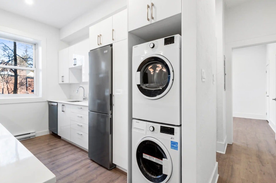 X-Large 1 bed, 1 bath fully renovated near Villa Maria Metro 5