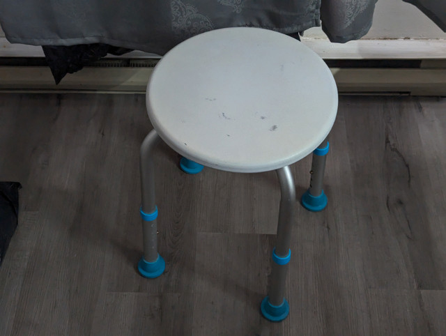 1 round shower chair. in Health & Special Needs in City of Toronto