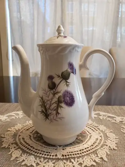 Luckenbooth Teapot Sets Bone China 6pieces Made in Scotland. It's good condition. No chips, No scrat...