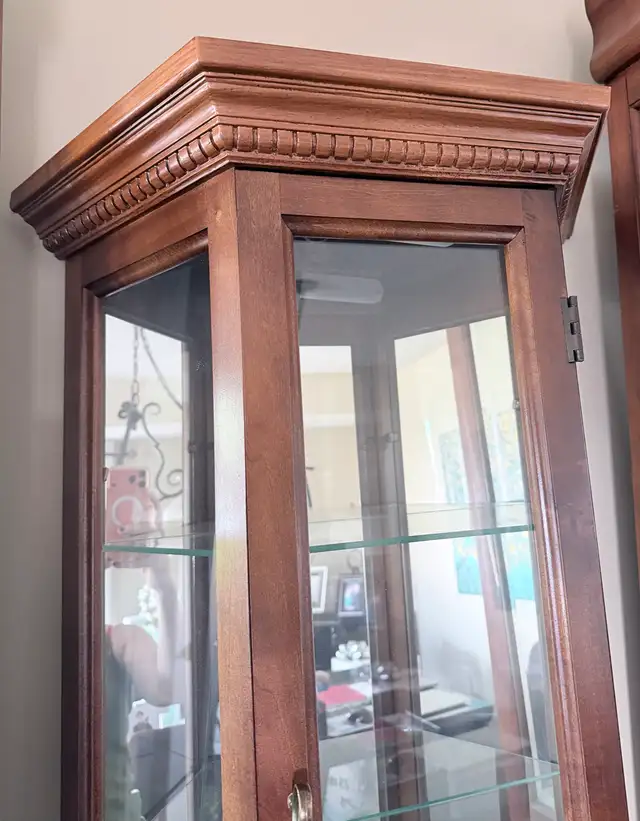 Vintage corner lighted curio cabinet in Hutches & Display Cabinets in Calgary - Image 4